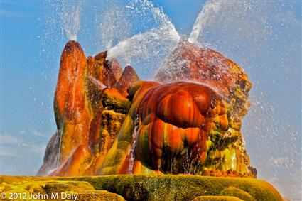 نبع Fly Geyser  عجيبة طبيعية إستثنائية